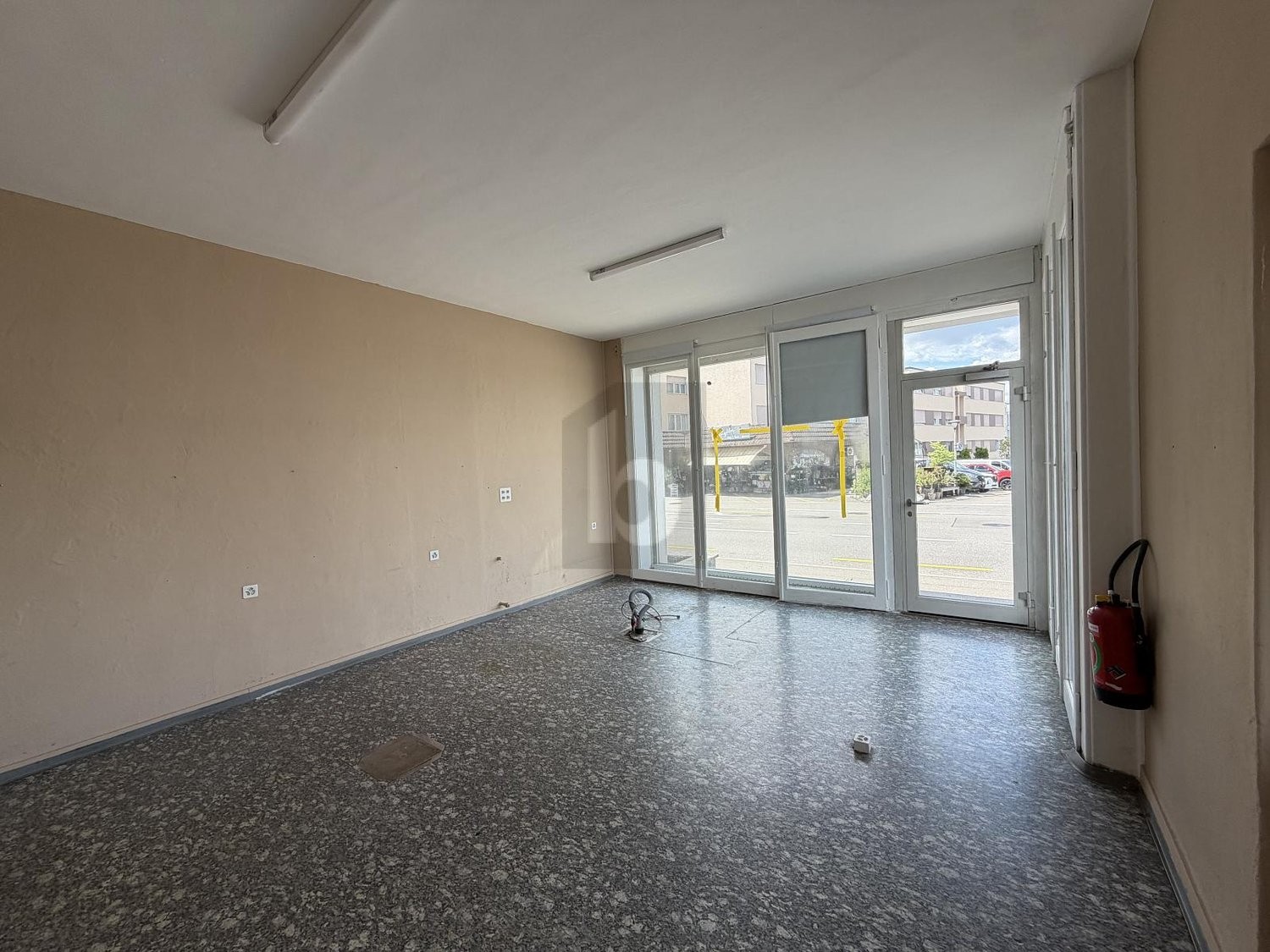 70m² shop