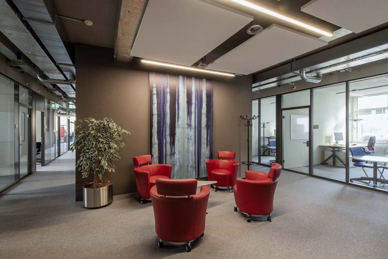 580m² office