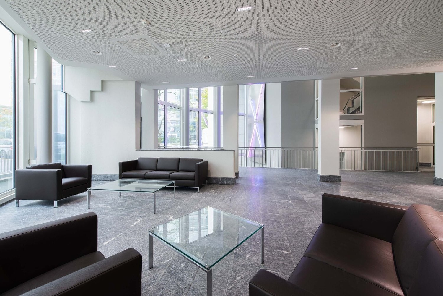 580m² office