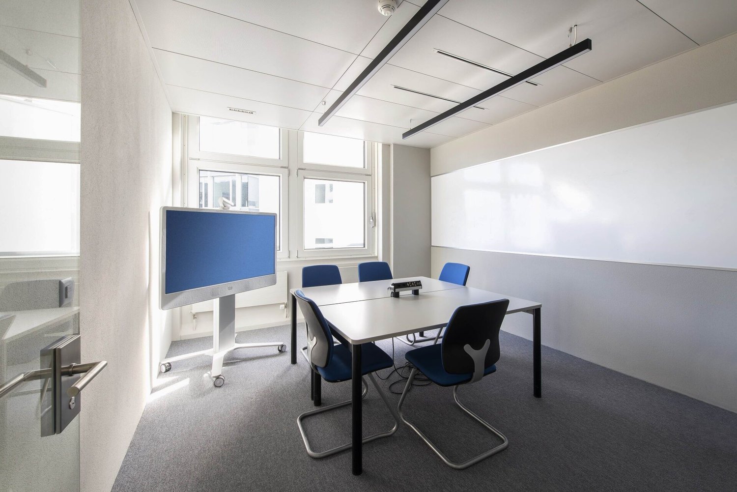 580m² office