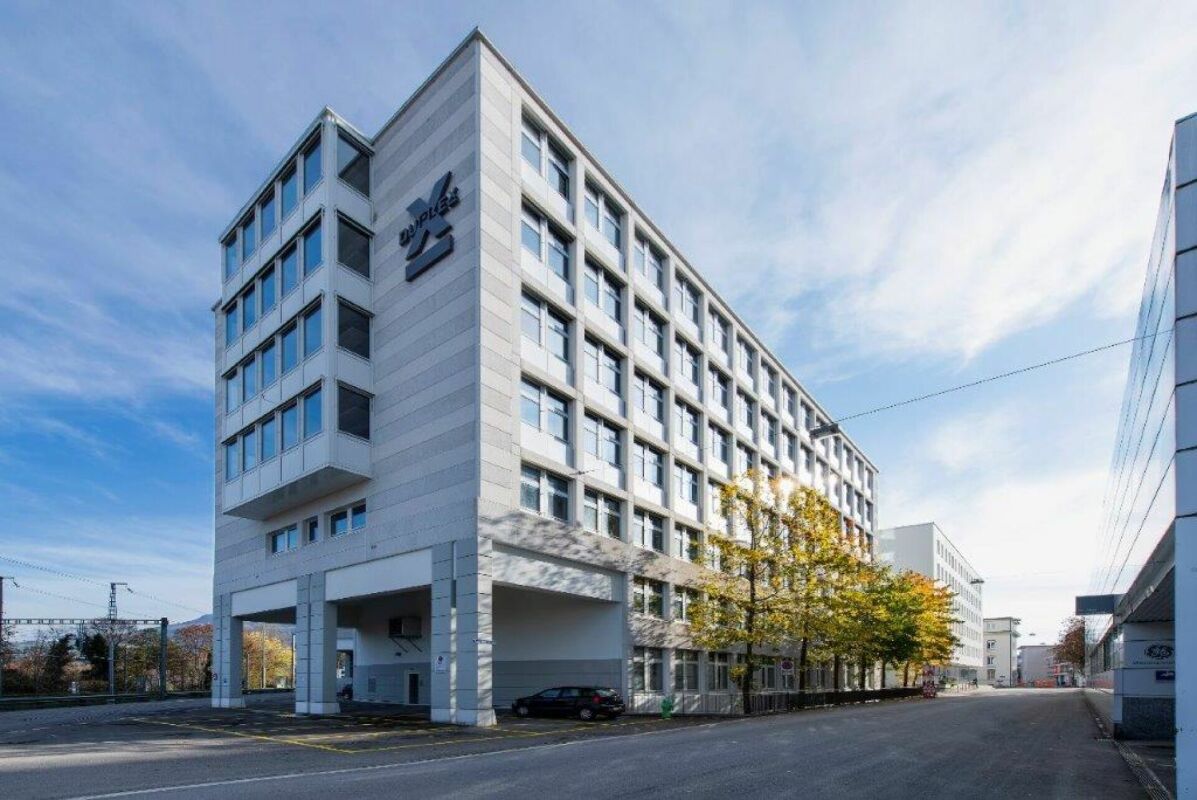 580m² office