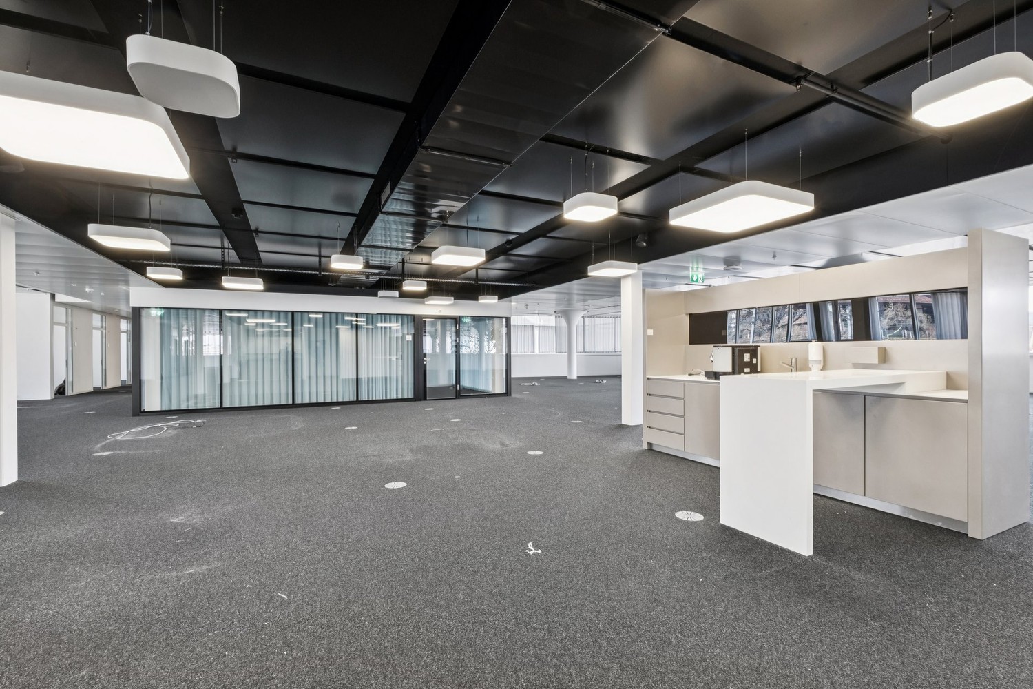 2485m² office