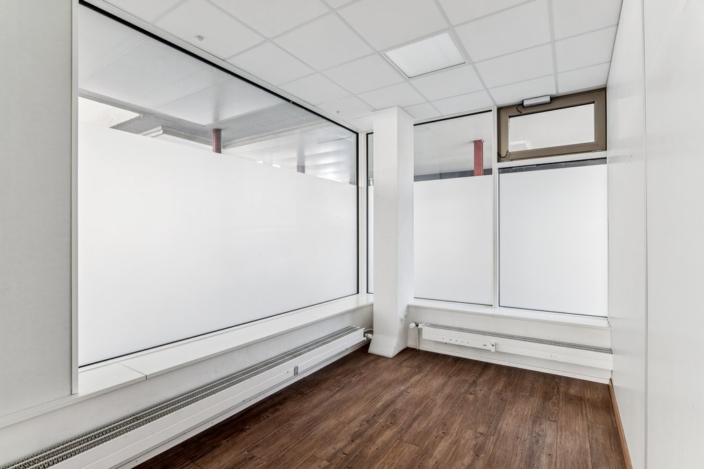 73m² shop