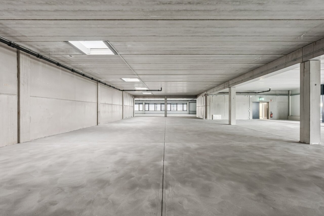 930m² office
