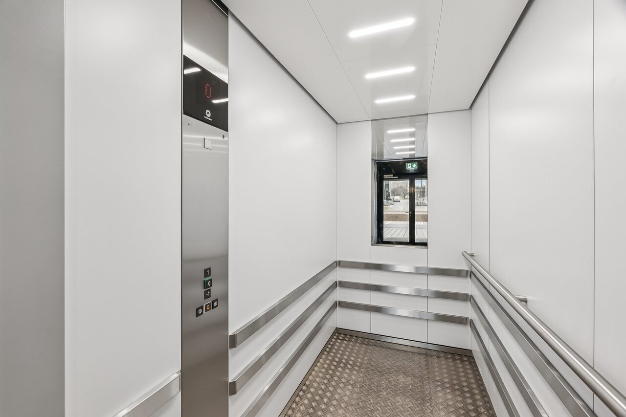 930m² office
