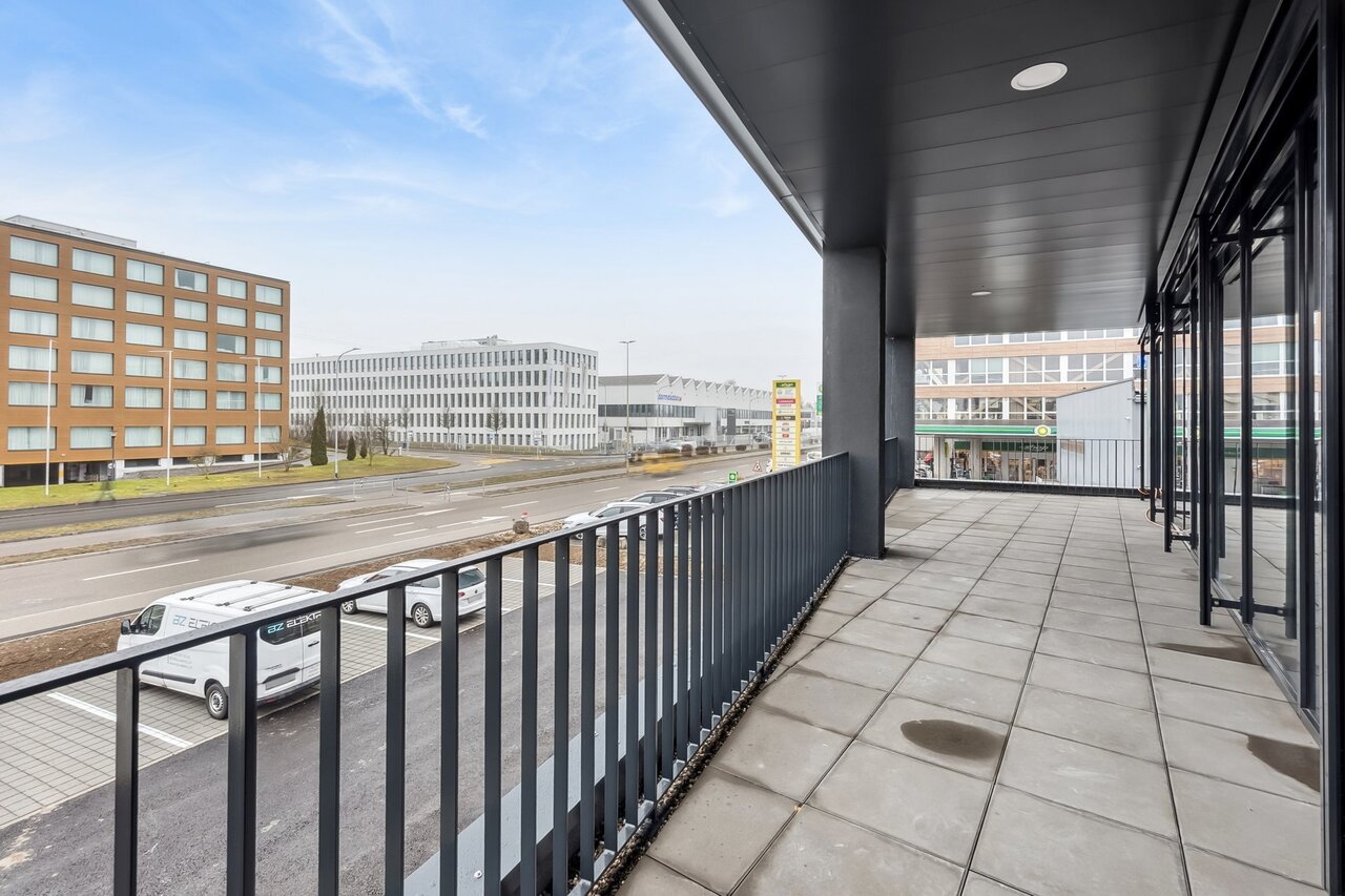 930m² office