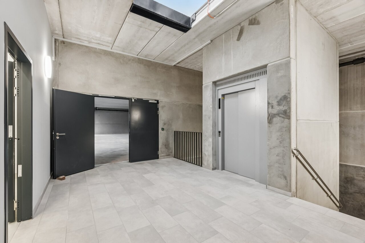 930m² office