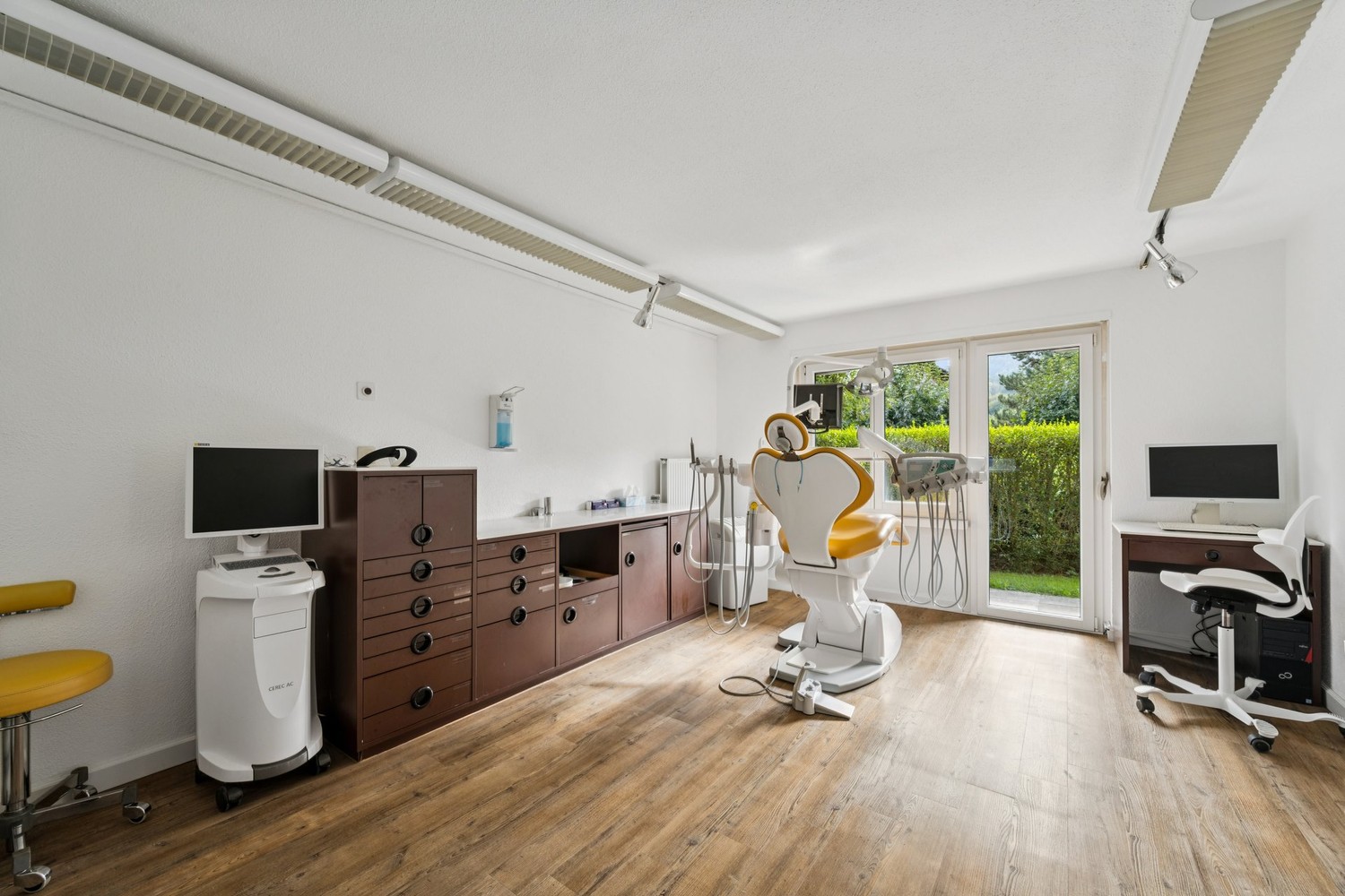 Commercial, foto 5 di 10