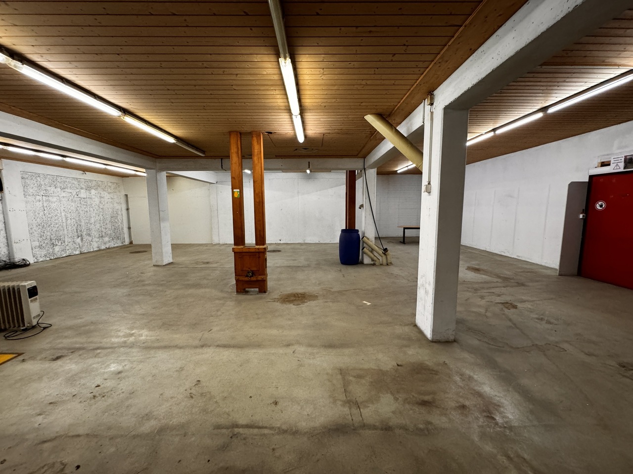 400m² storage room

Cugy (FR), for rent, various commercial surfaces, offices and warehouses

Several rental possibilities, from Fr. 60.-/m2/year.

Different heights, depending on the floors.

More info at 079 238 99 44