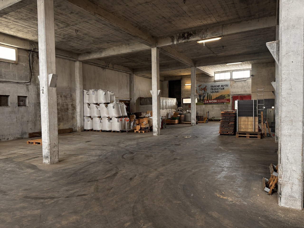 400m² storage room

Cugy (FR), for rent, various commercial surfaces, offices and warehouses

Several rental possibilities, from Fr. 60.-/m2/year.

Different heights, depending on the floors.

More info at 079 238 99 44