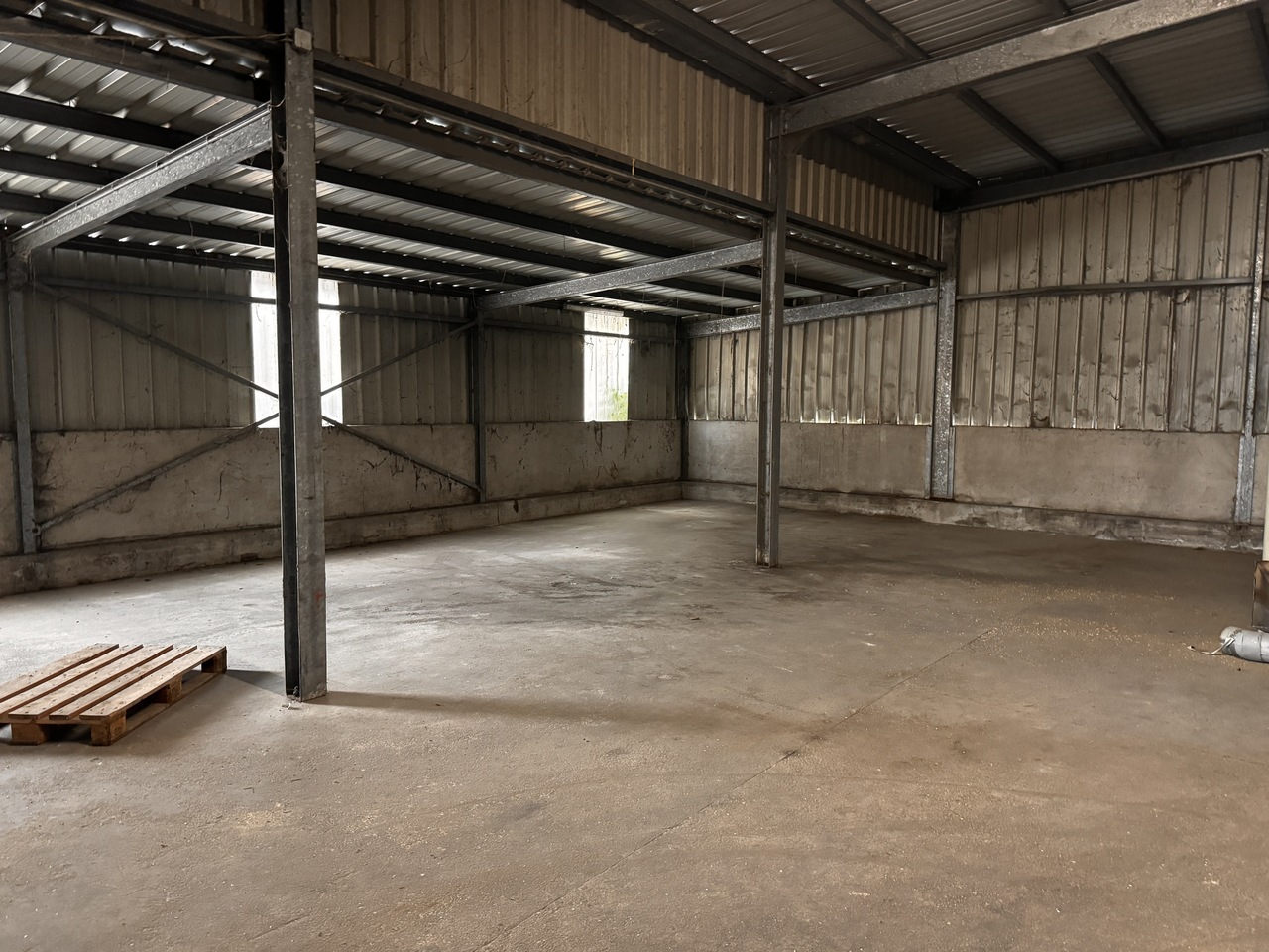400m² storage room

Cugy (FR), for rent, various commercial surfaces, offices and warehouses

Several rental possibilities, from Fr. 60.-/m2/year.

Different heights, depending on the floors.

More info at 079 238 99 44