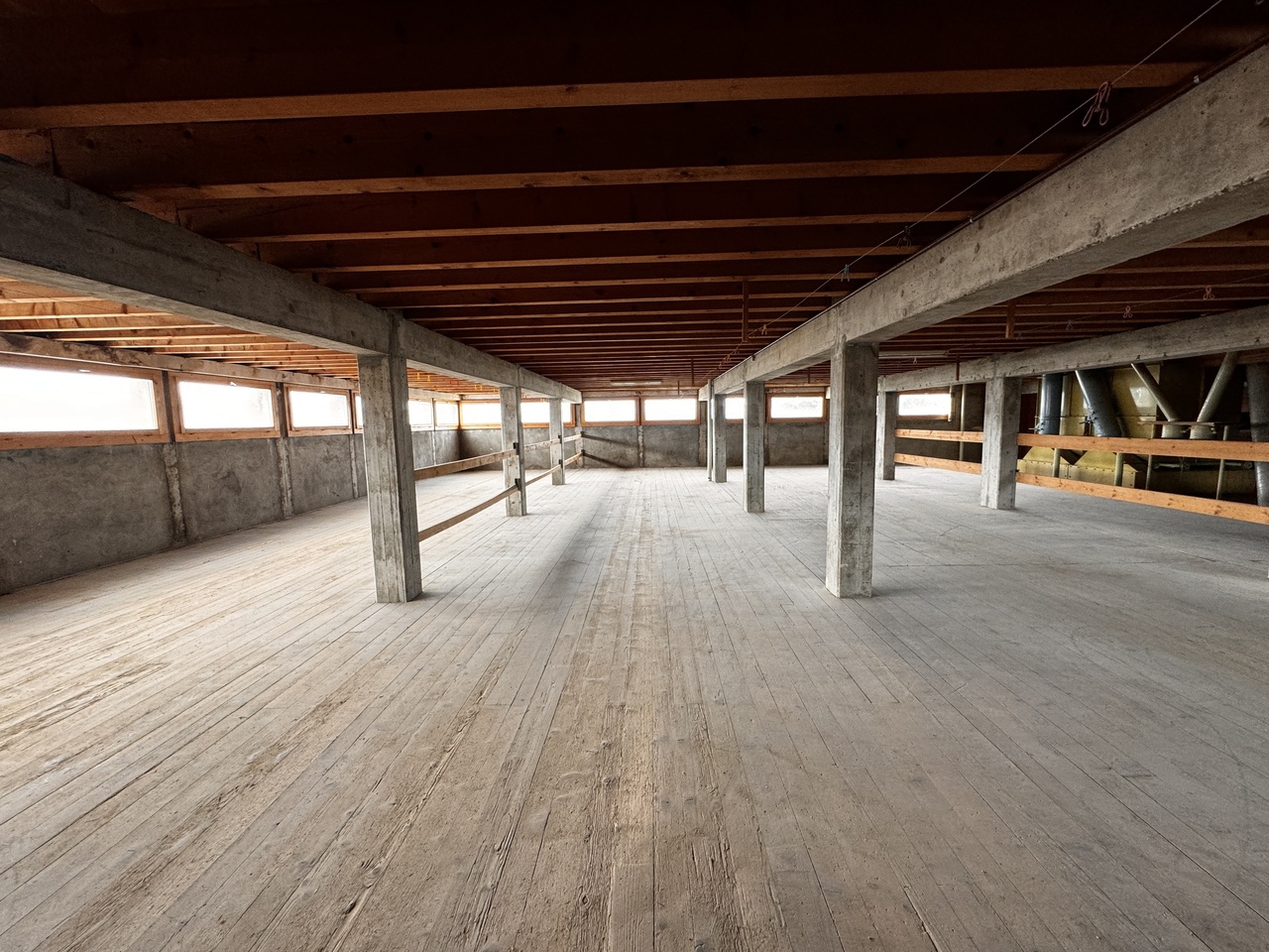 400m² storage room

Cugy (FR), for rent, various commercial surfaces, offices and warehouses

Several rental possibilities, from Fr. 60.-/m2/year.

Different heights, depending on the floors.

More info at 079 238 99 44