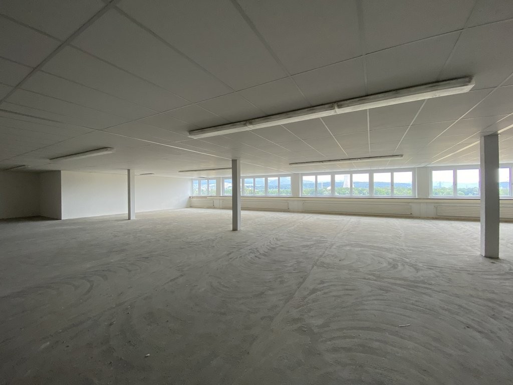 570m² office