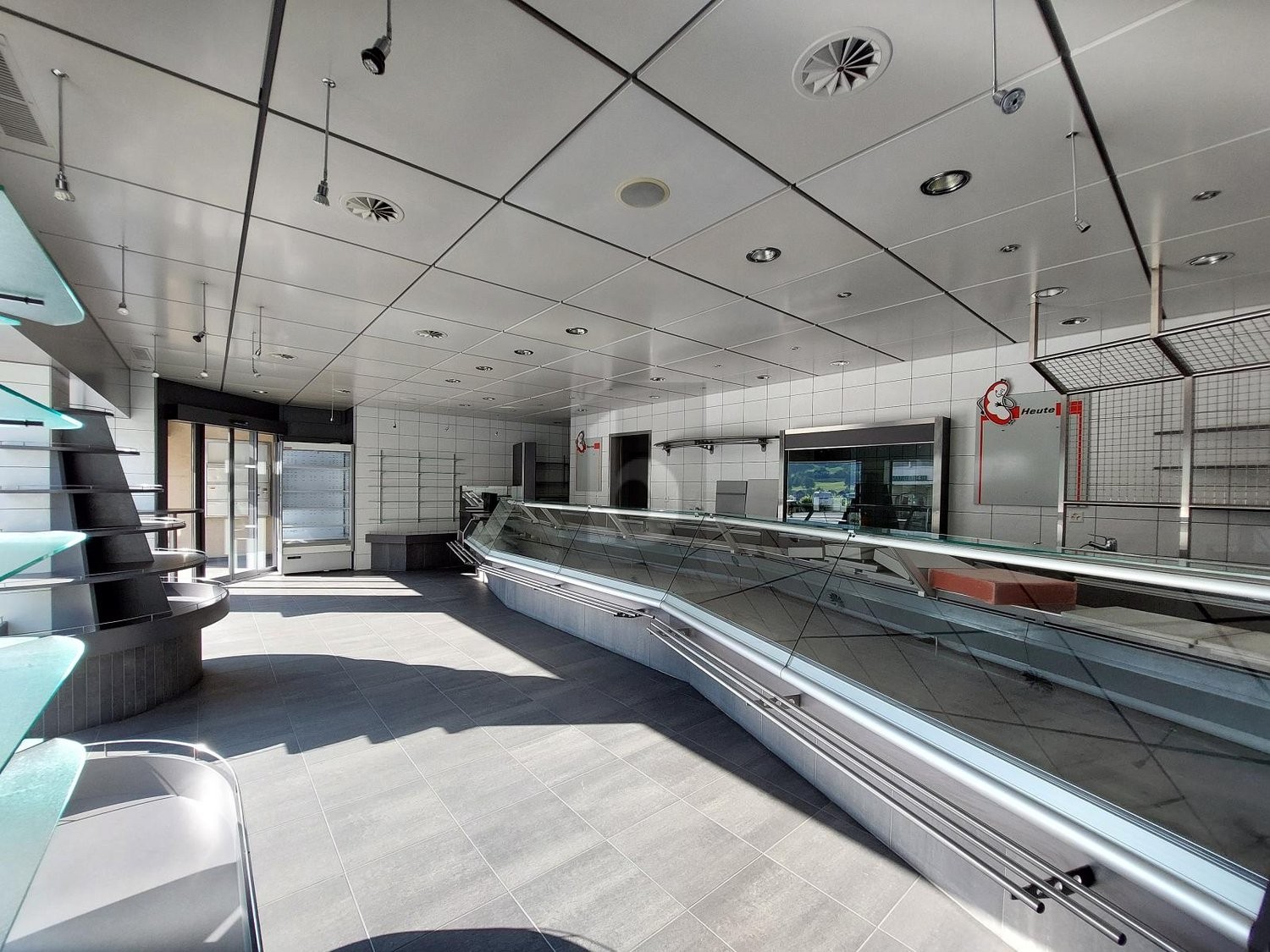 87m² shop