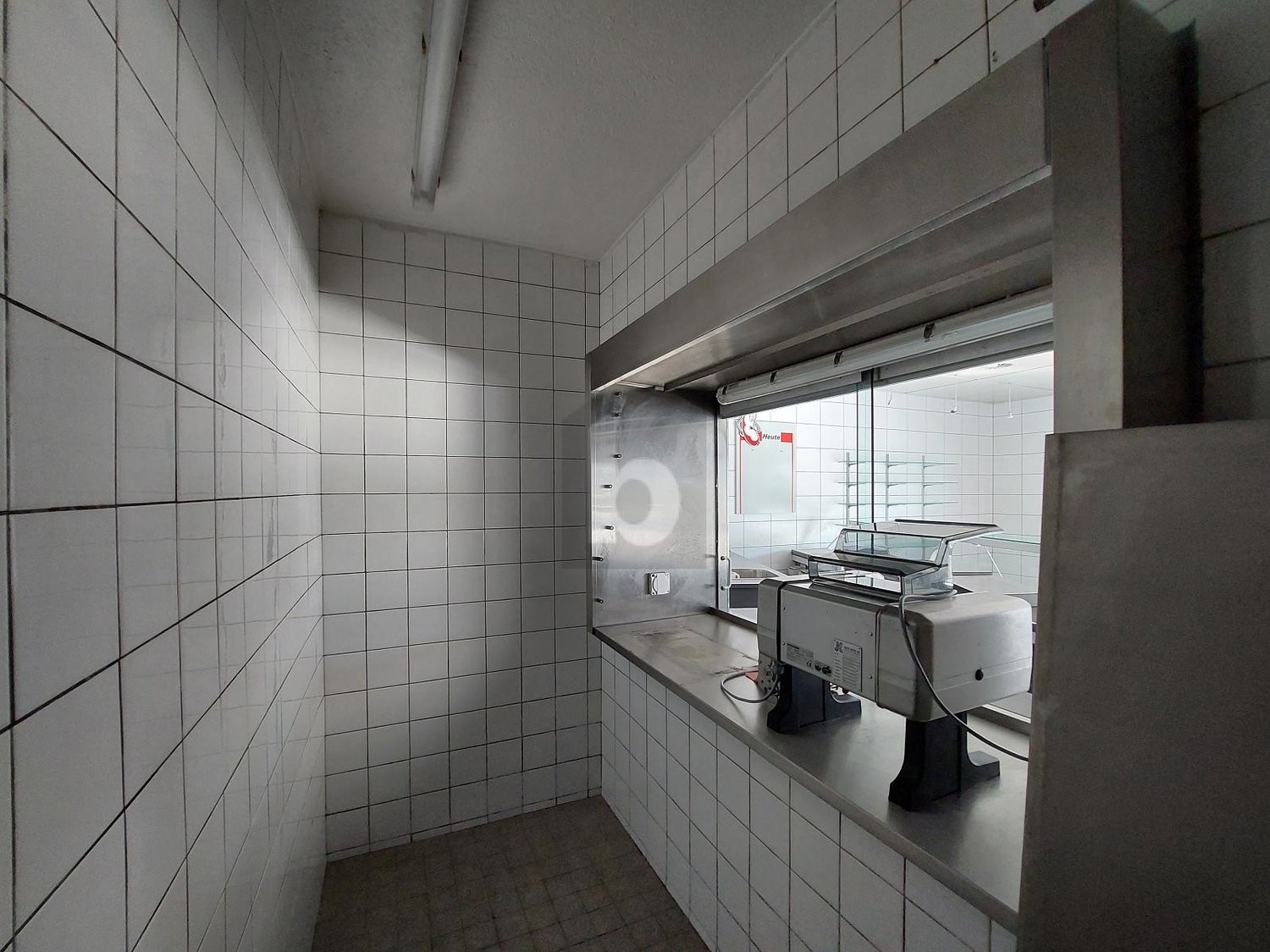87m² shop