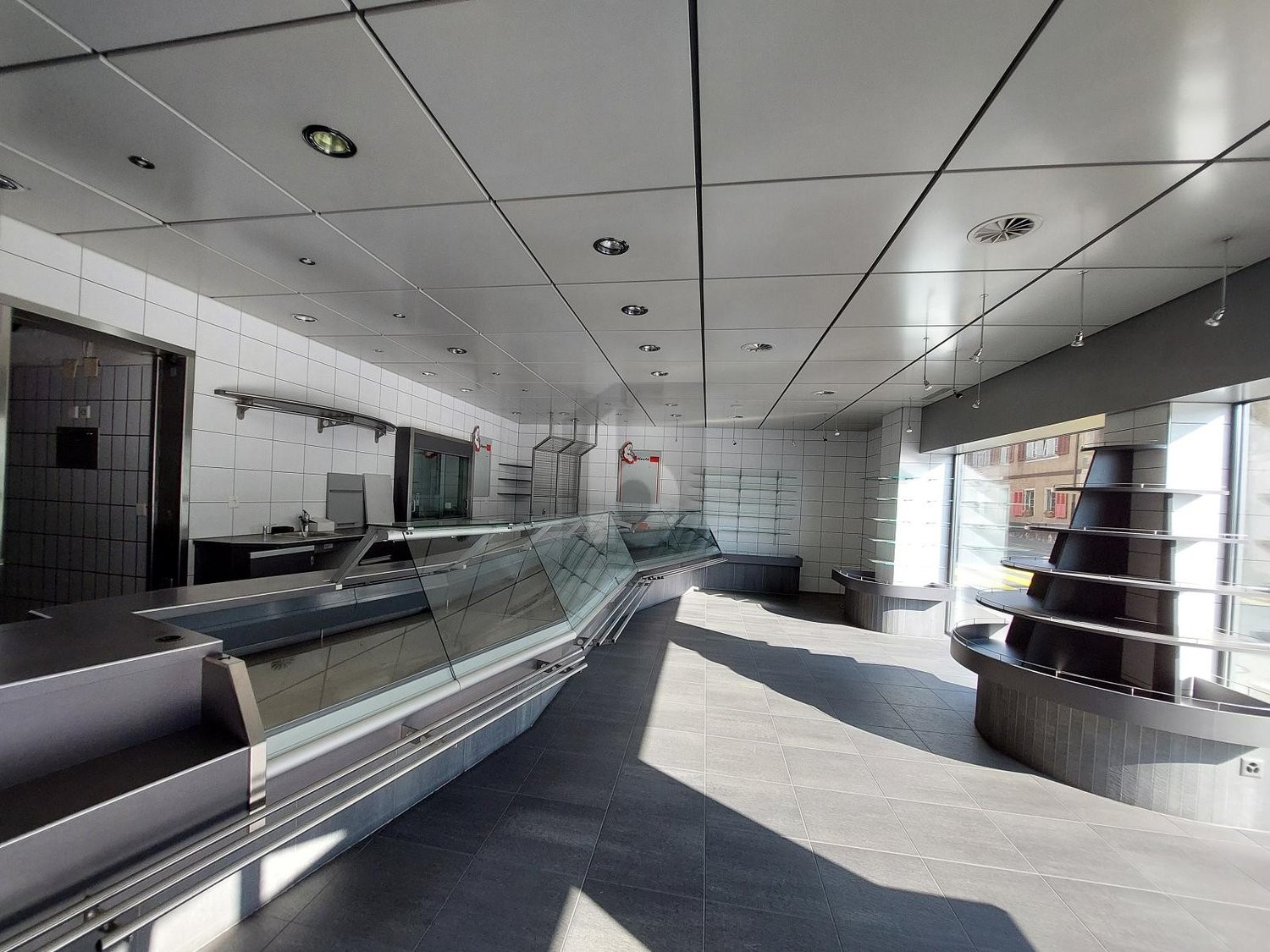 87m² shop