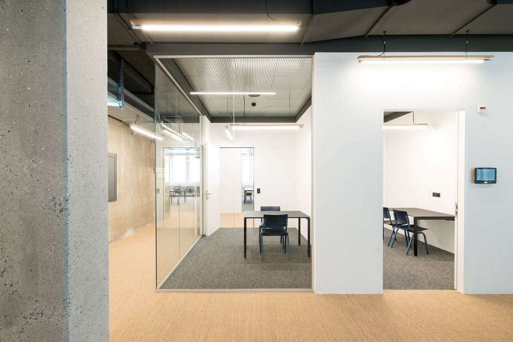 80m² office