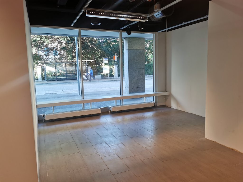 195m² shop