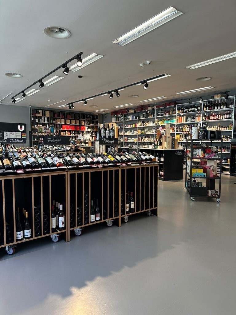 180m² shop