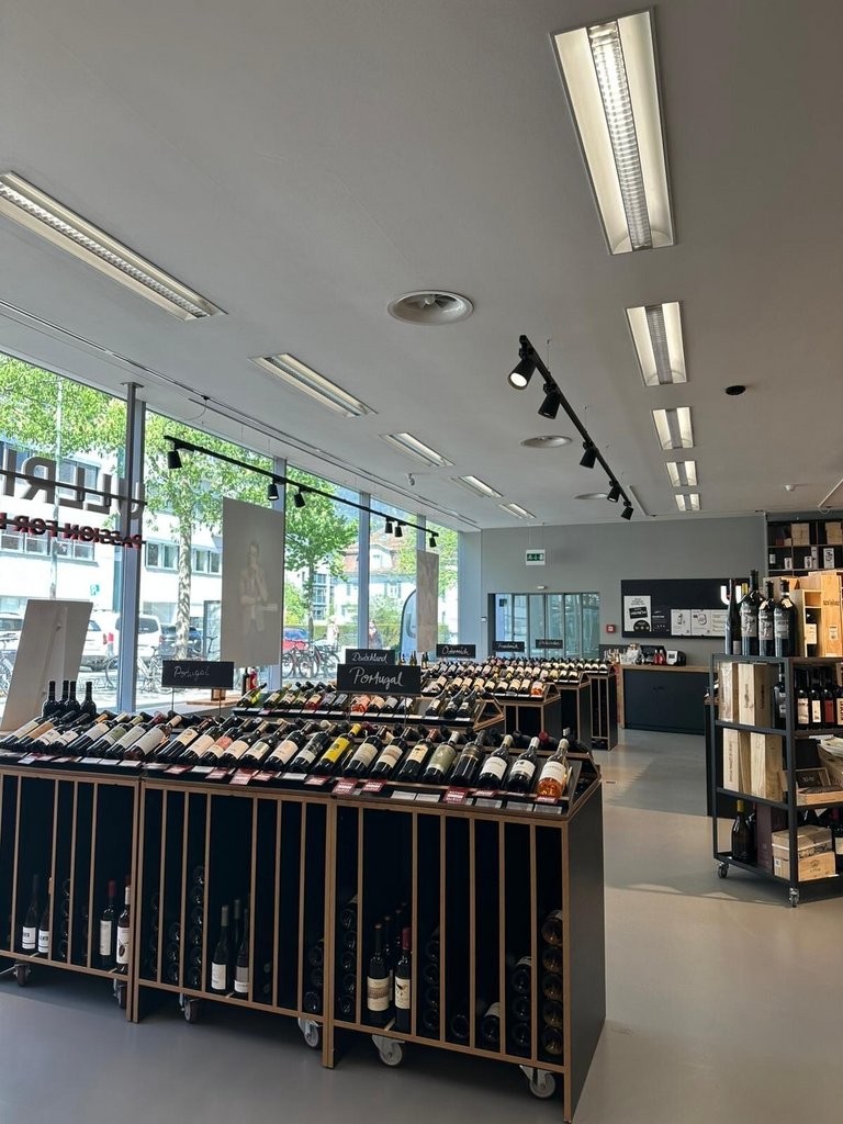 180m² shop
