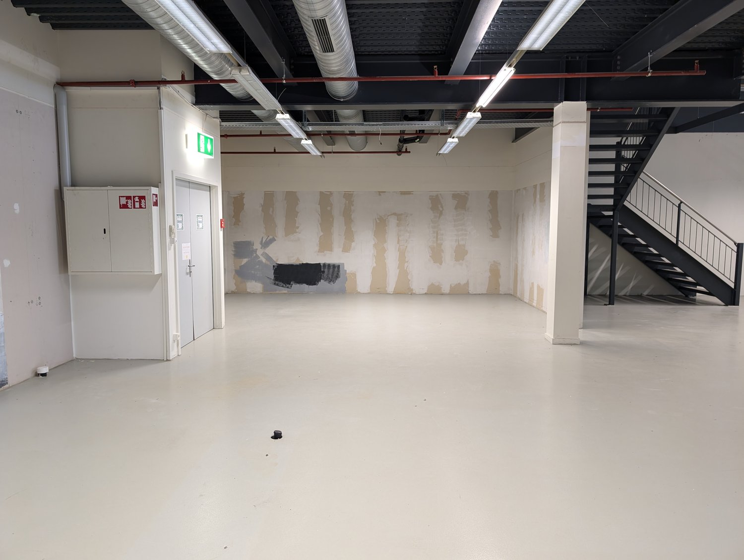 Magasin de 1679m²