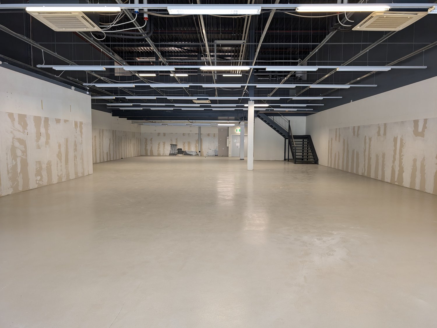 Magasin de 1679m²