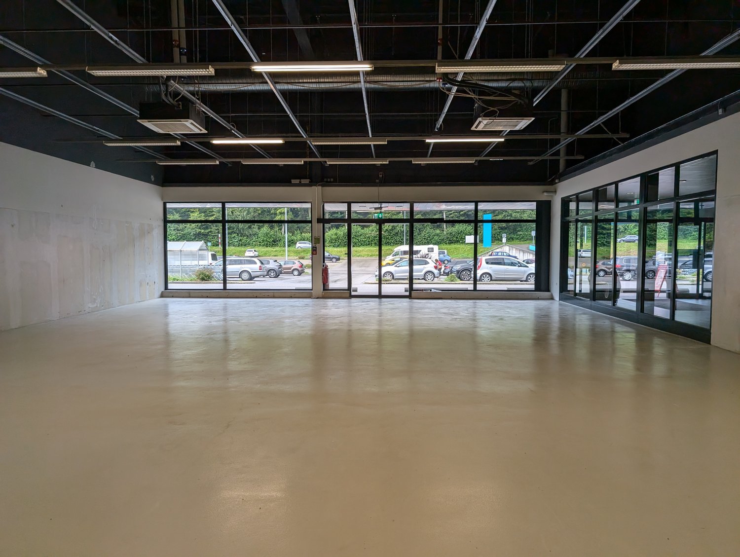 Magasin de 1679m²