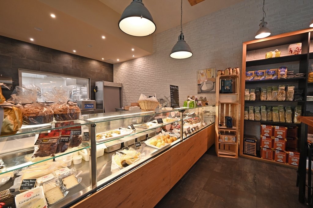316m² shop