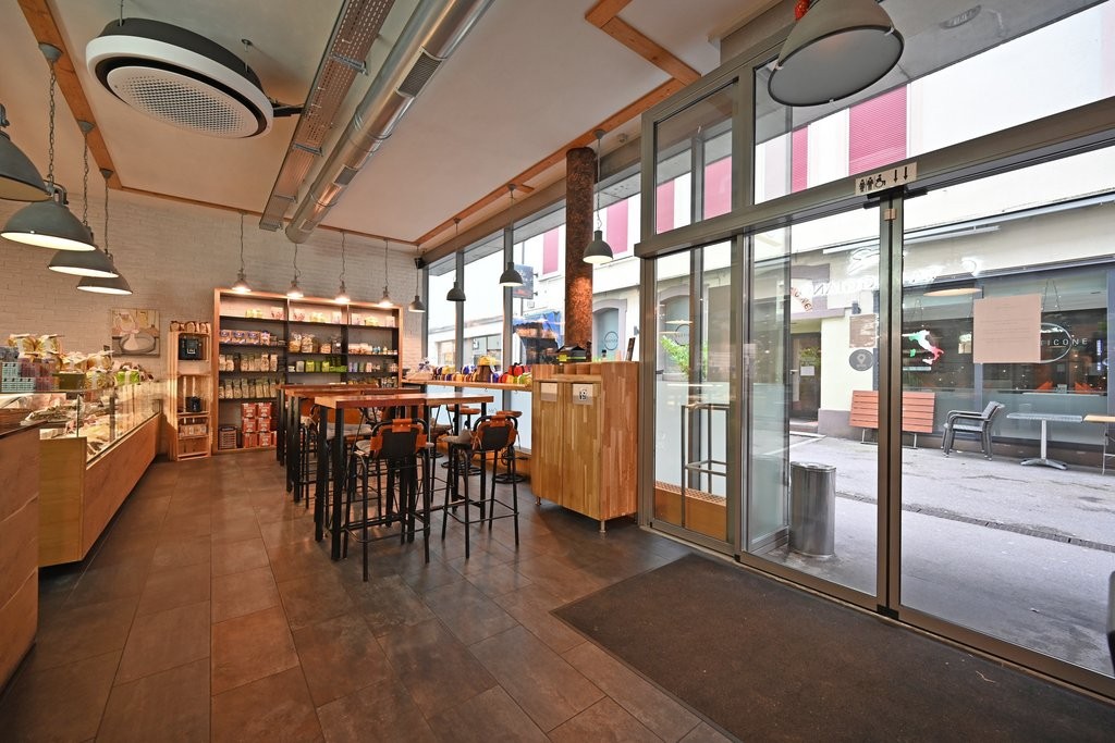 316m² shop