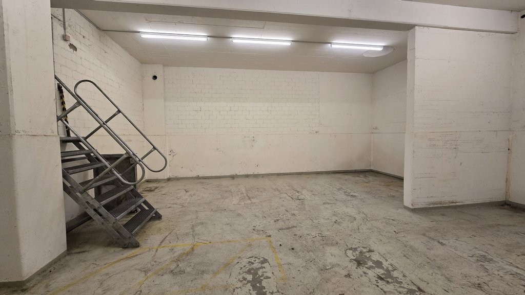73m² storage room