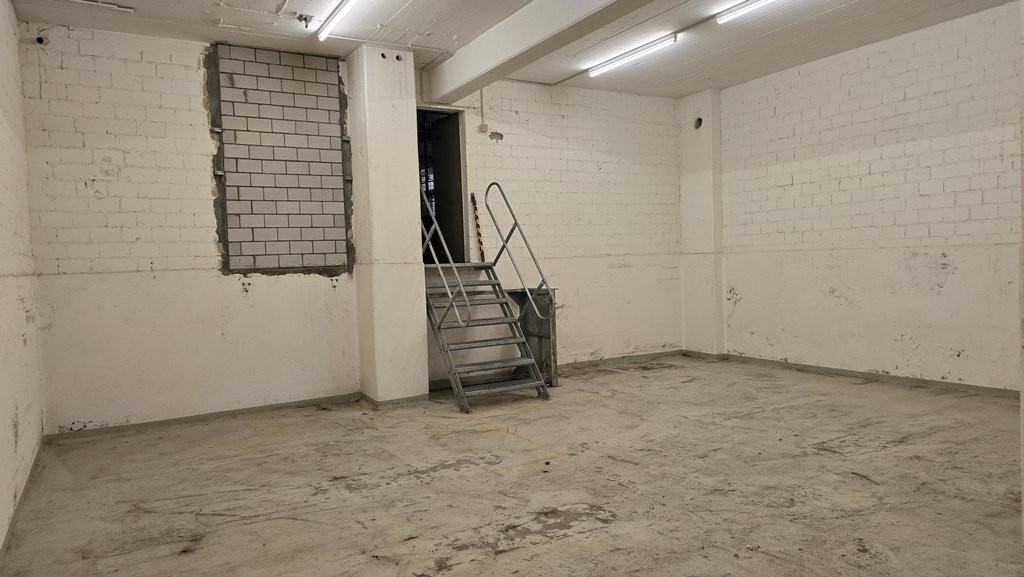 73m² storage room