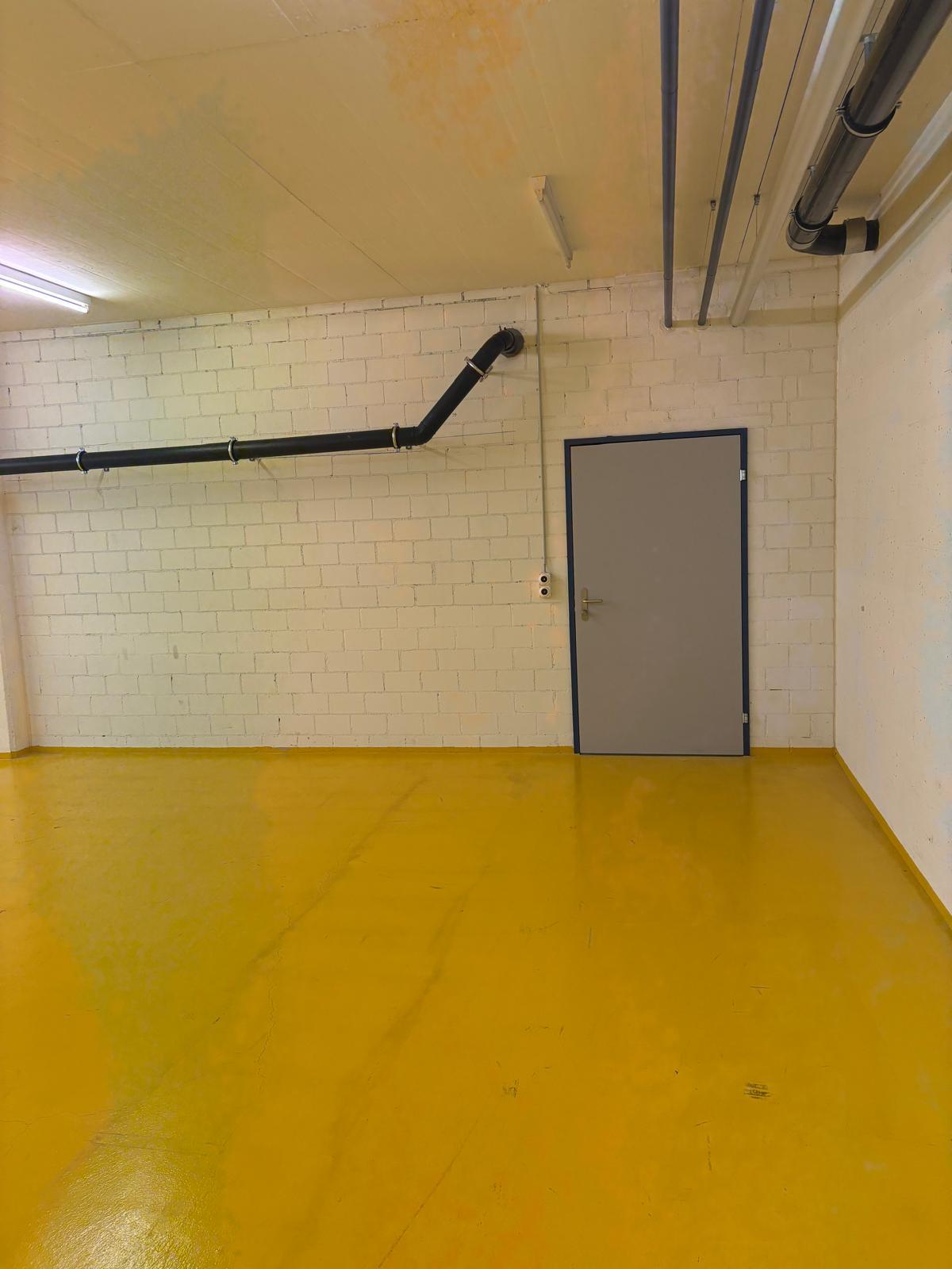 Local de stockage de 130m², photo 2 sur 3