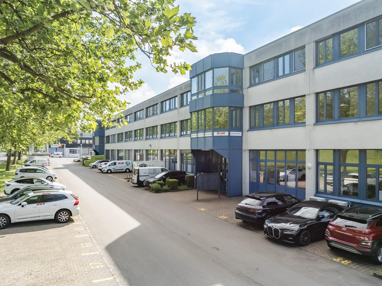 Local de stockage de 130m², photo 1 sur 3