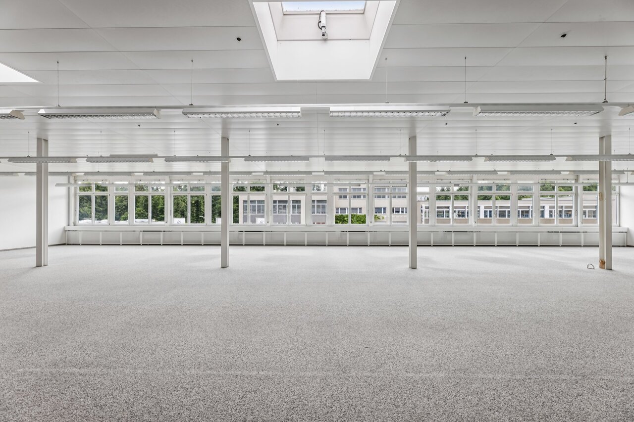 331m² office