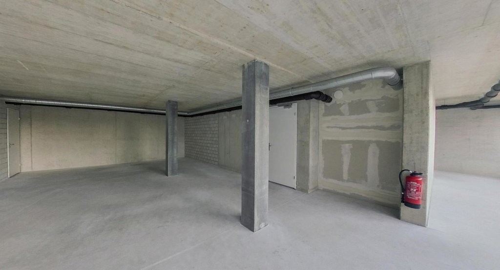 93m² office