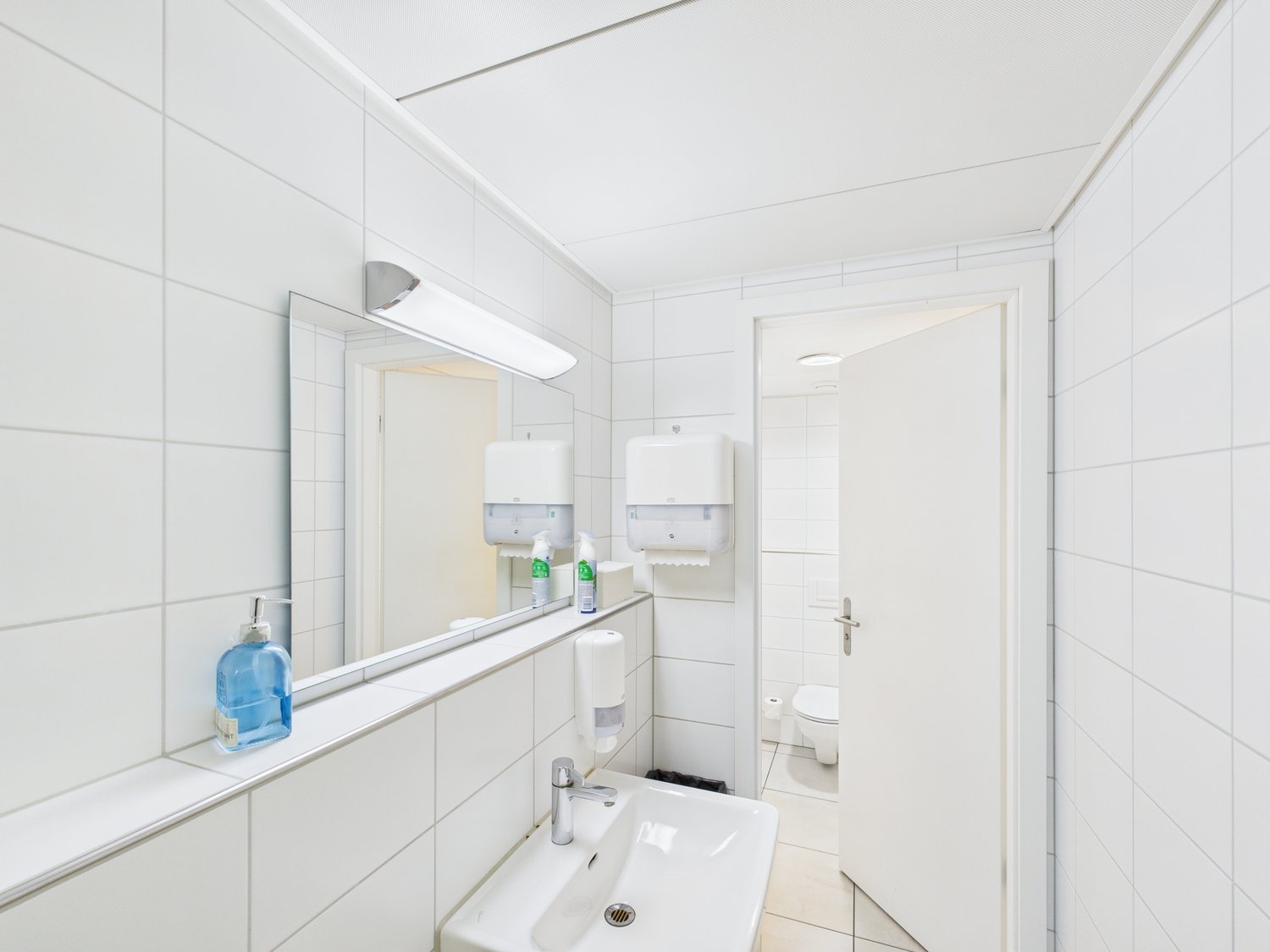 665m² office