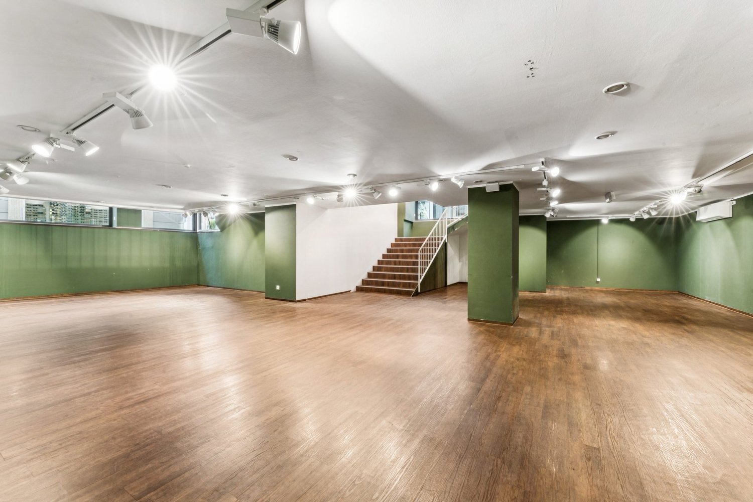 281m² shop