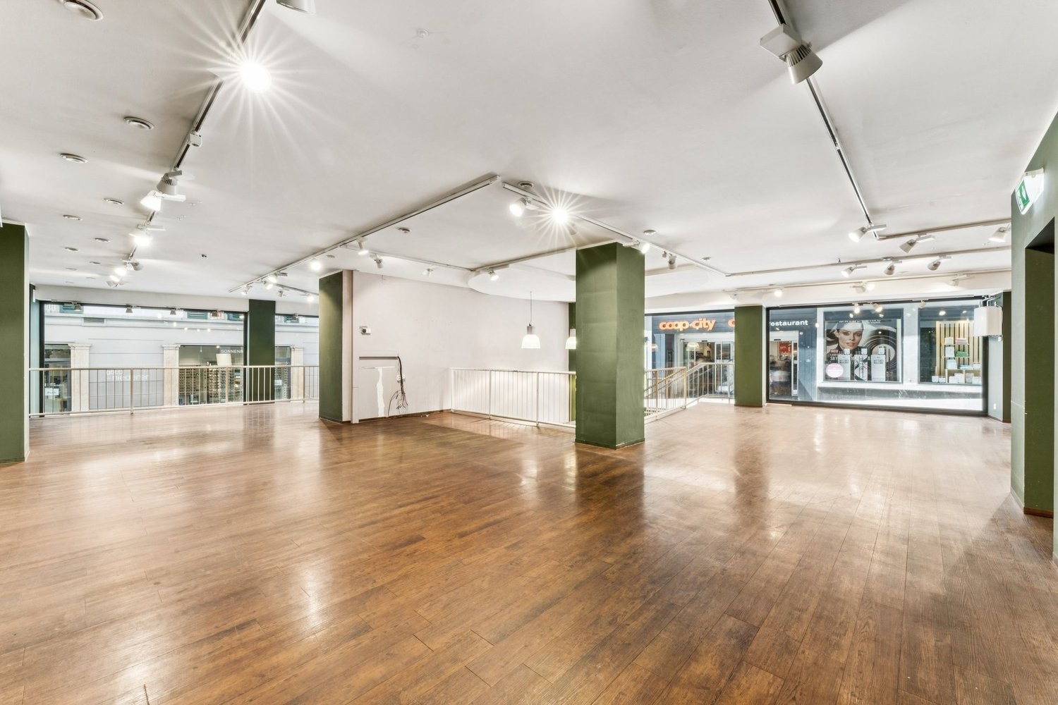 281m² shop