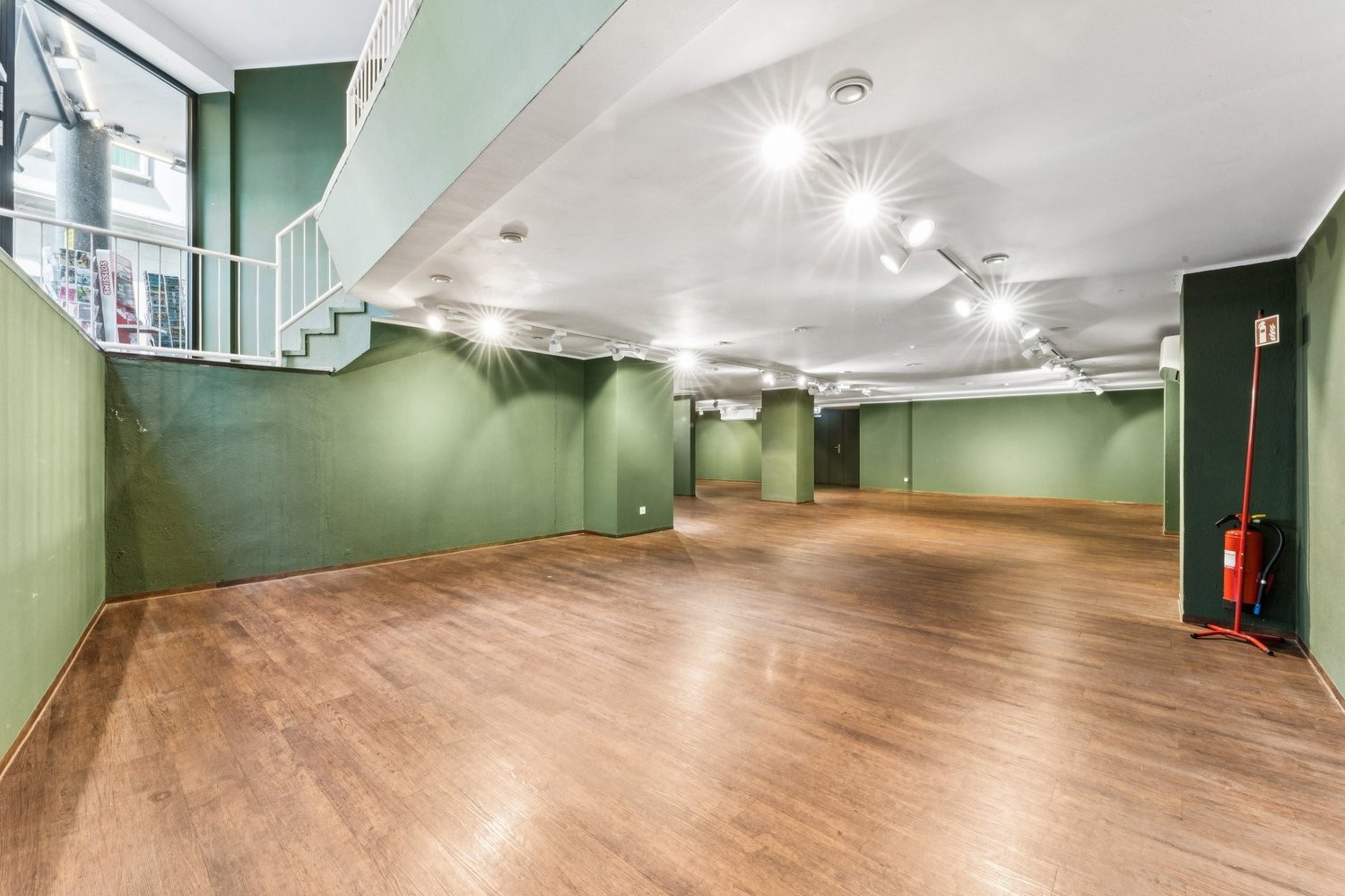 281m² shop