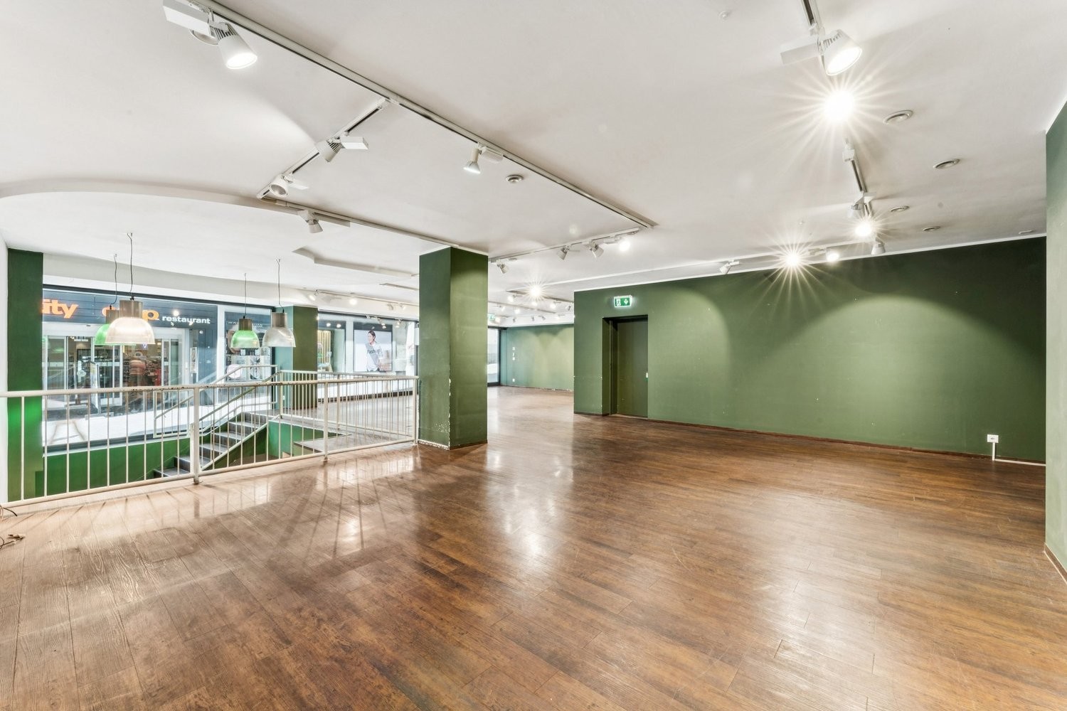 281m² shop