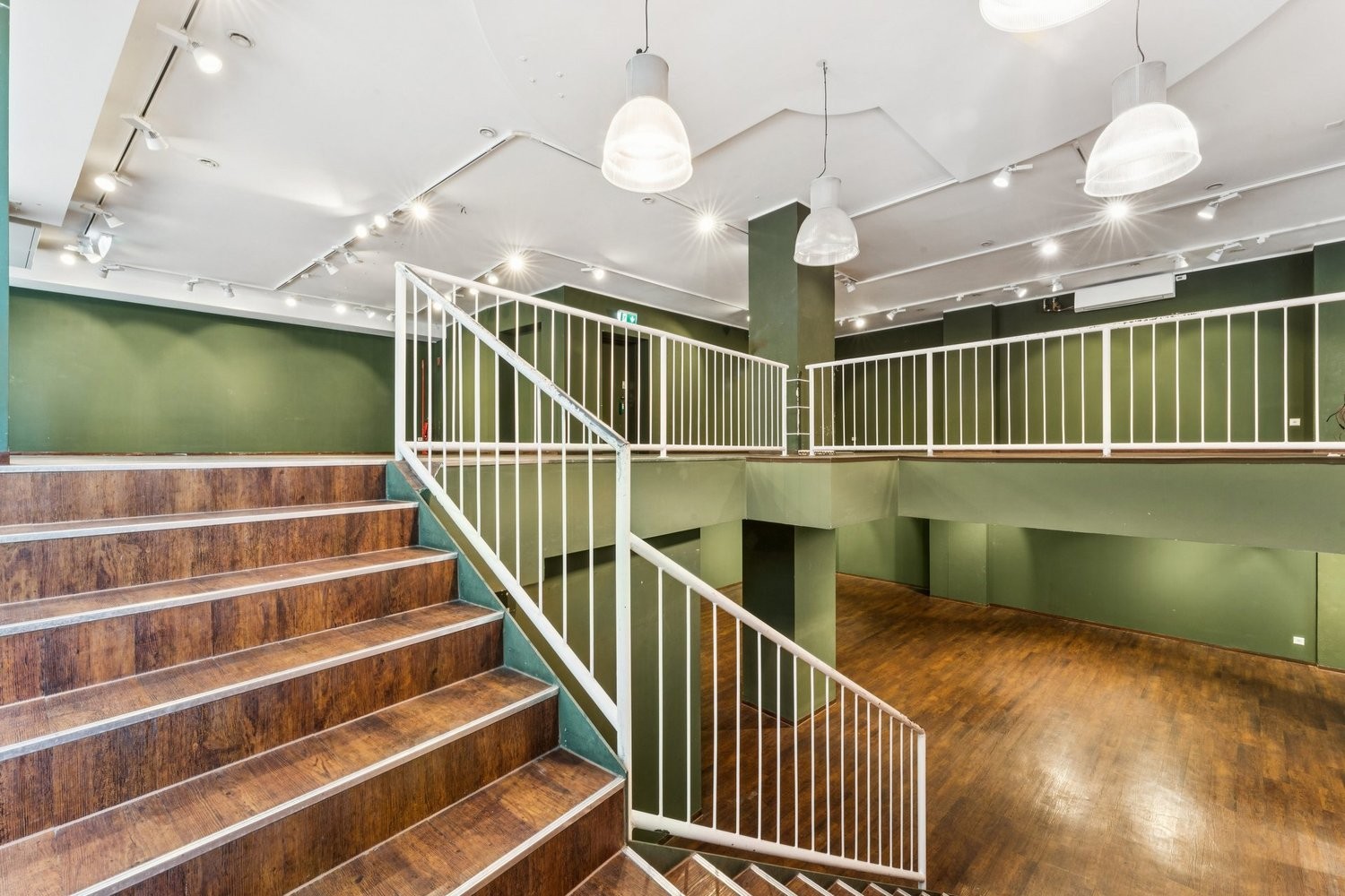 281m² shop