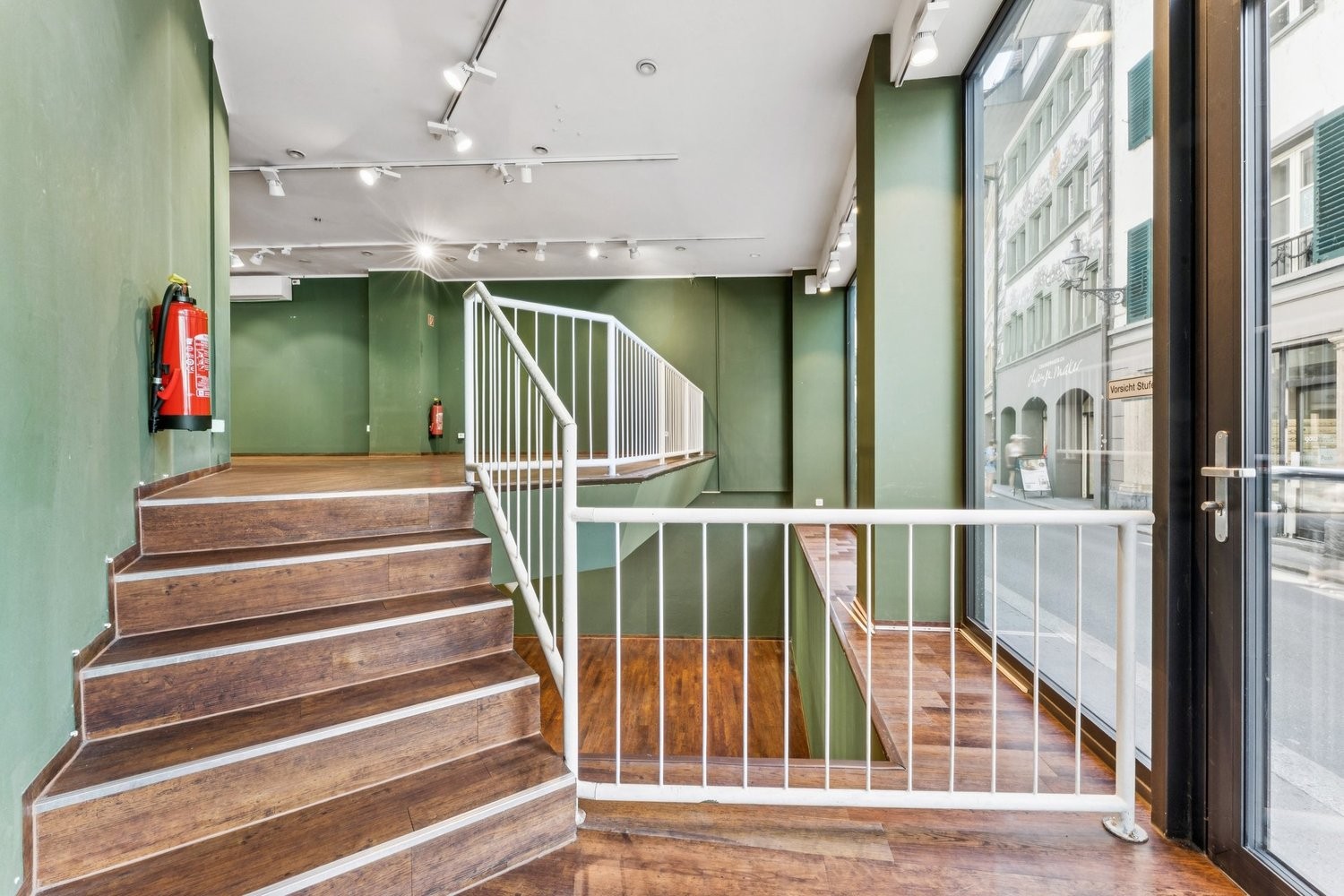 281m² shop