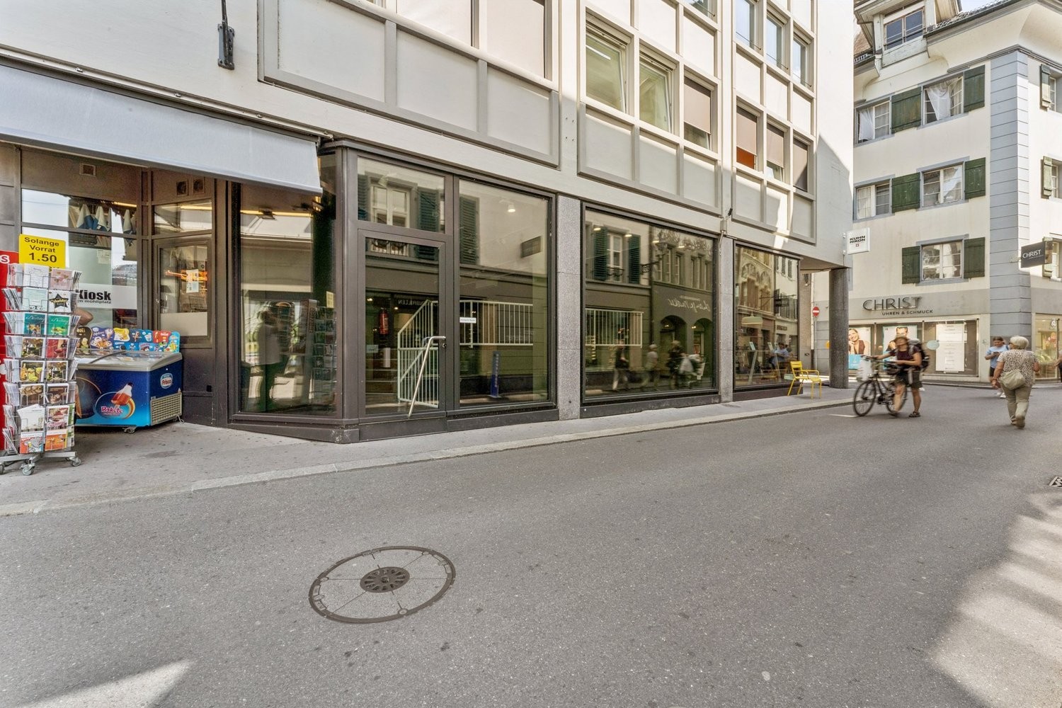 281m² shop