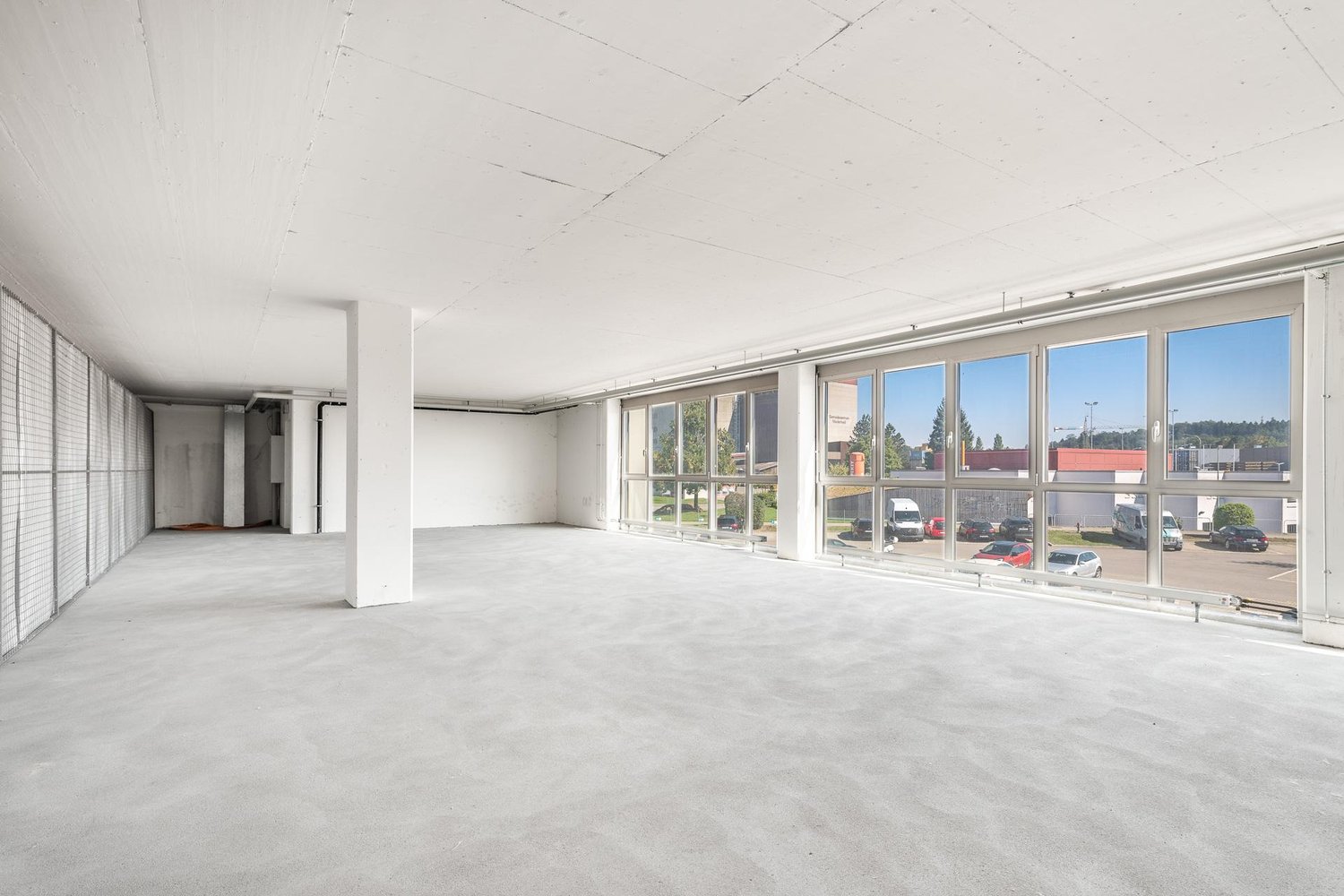 100m² storage room