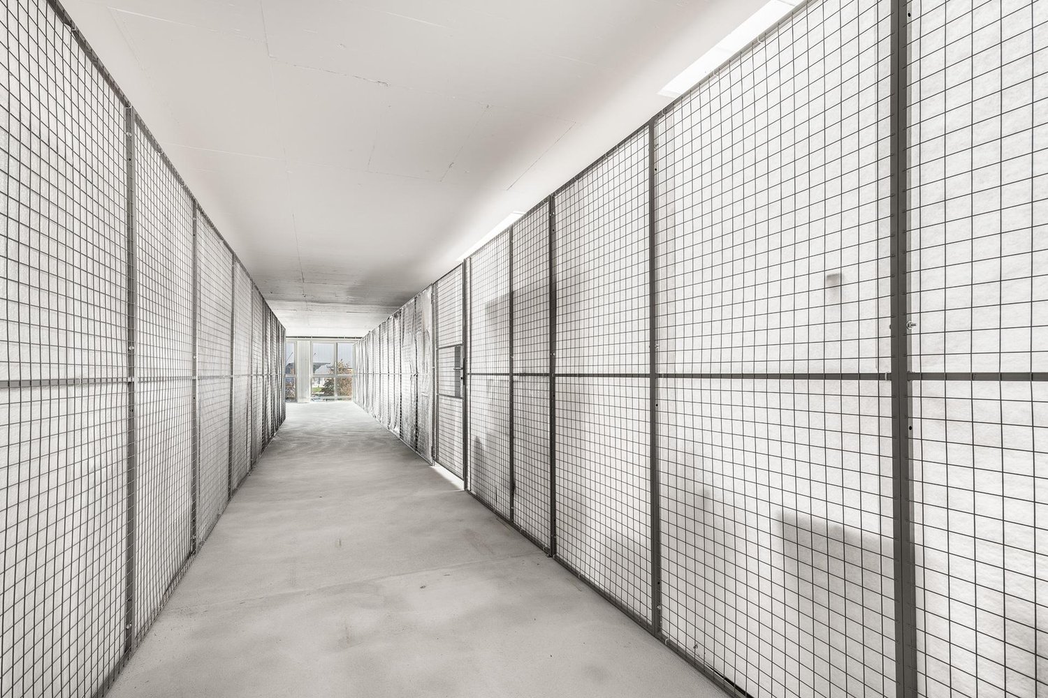 100m² storage room