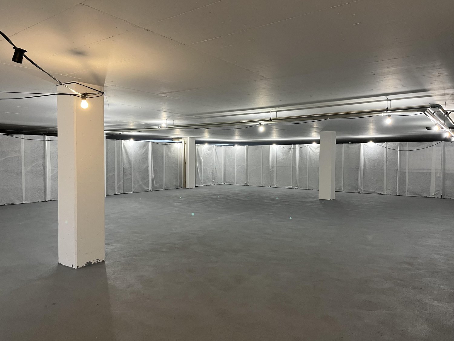 100m² storage room