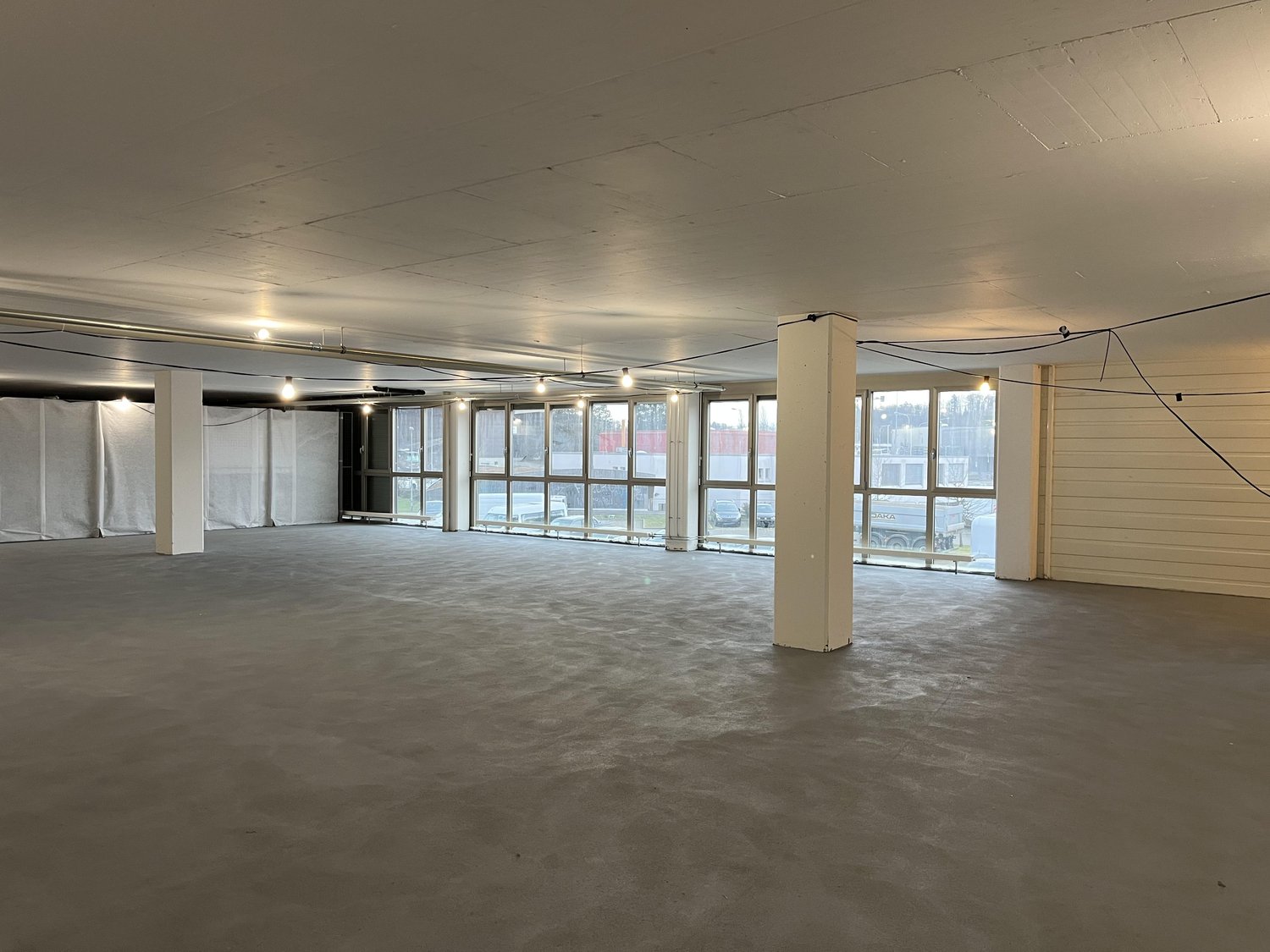 100m² storage room