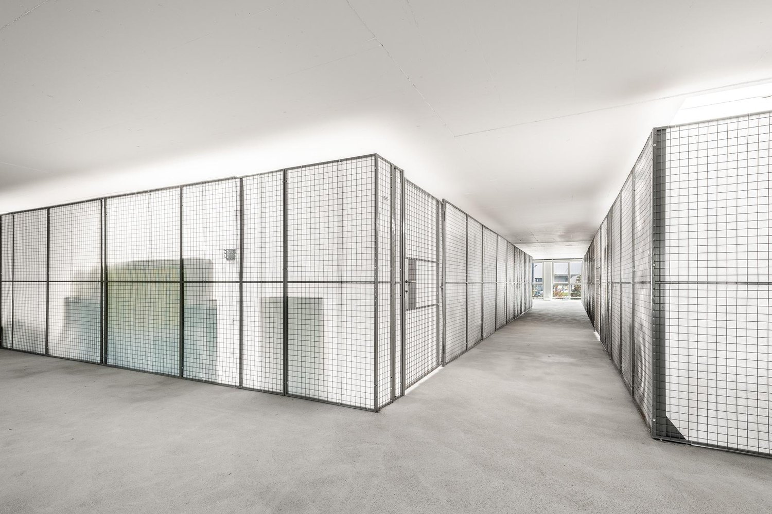 100m² storage room