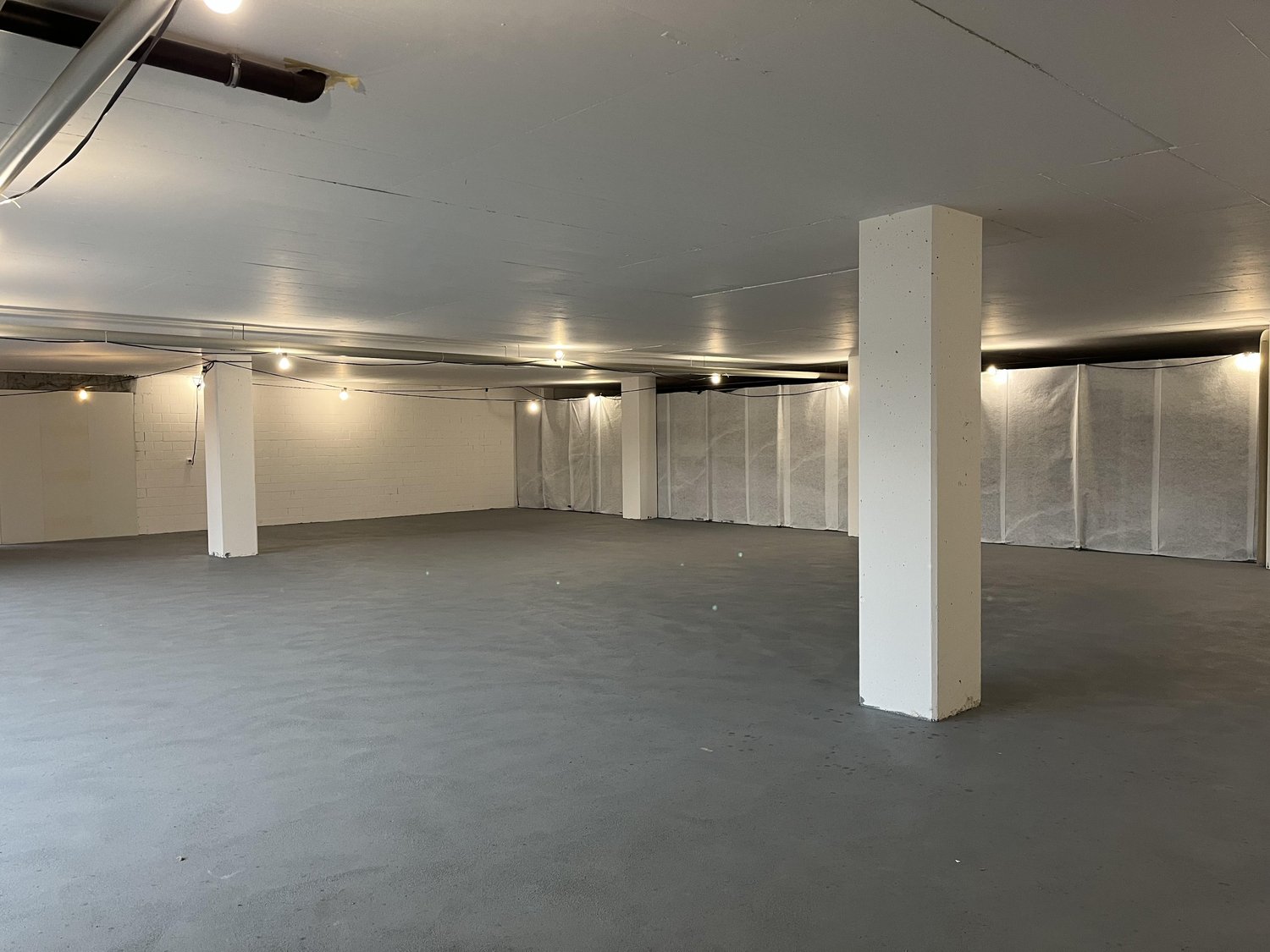 100m² storage room