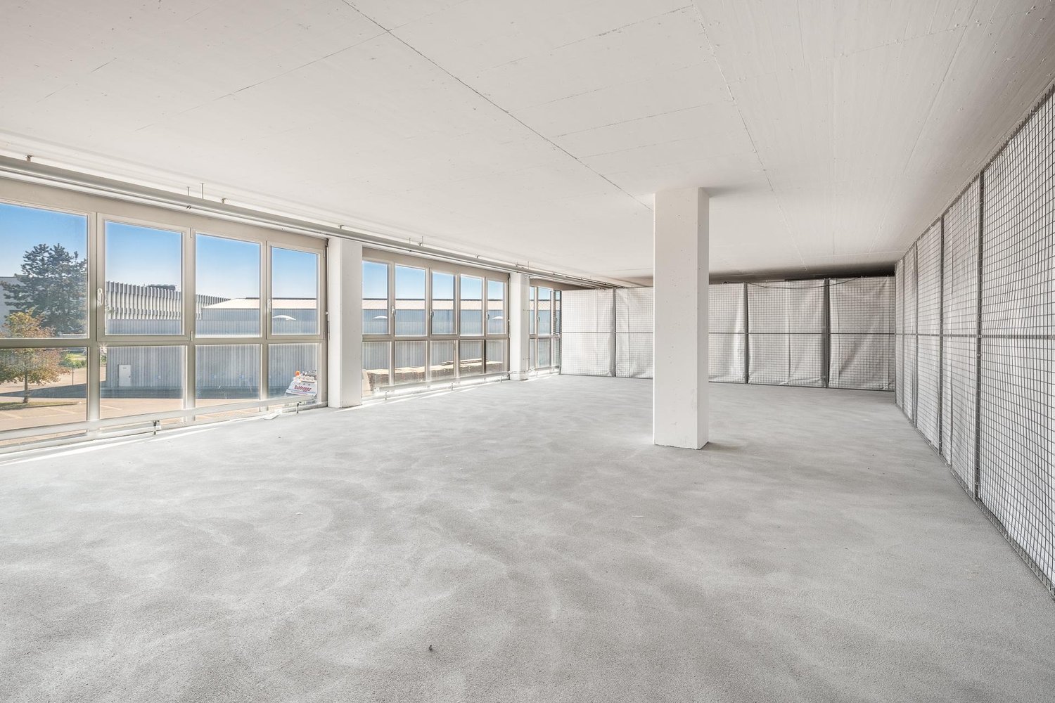 100m² storage room